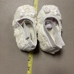 Charming Ivory infant Shoes with Floral Design, very VINTAGE 🙏🏻